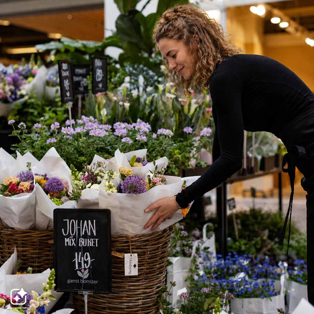 Medarbejder fra Gamst Blomst på Frederiksberg, sætter buket klar til udstilling.